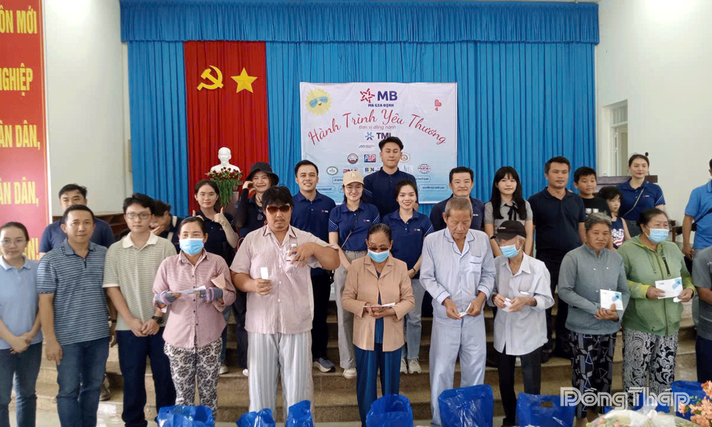 tặng quà cho Người khiếm thị có hoàn cảnh khó khăn 