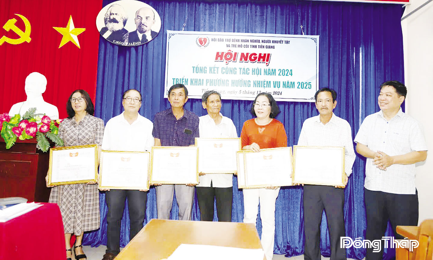 Cô Hồng (thứ 3 từ phải sang) nhận Bằng Khen của Ủy ban Mặt trận Tổ quốc tỉnh vì đã có nhiều  đóng góp trong công tác an sinh xã hội trên địa bàn tỉnh năm 2024.