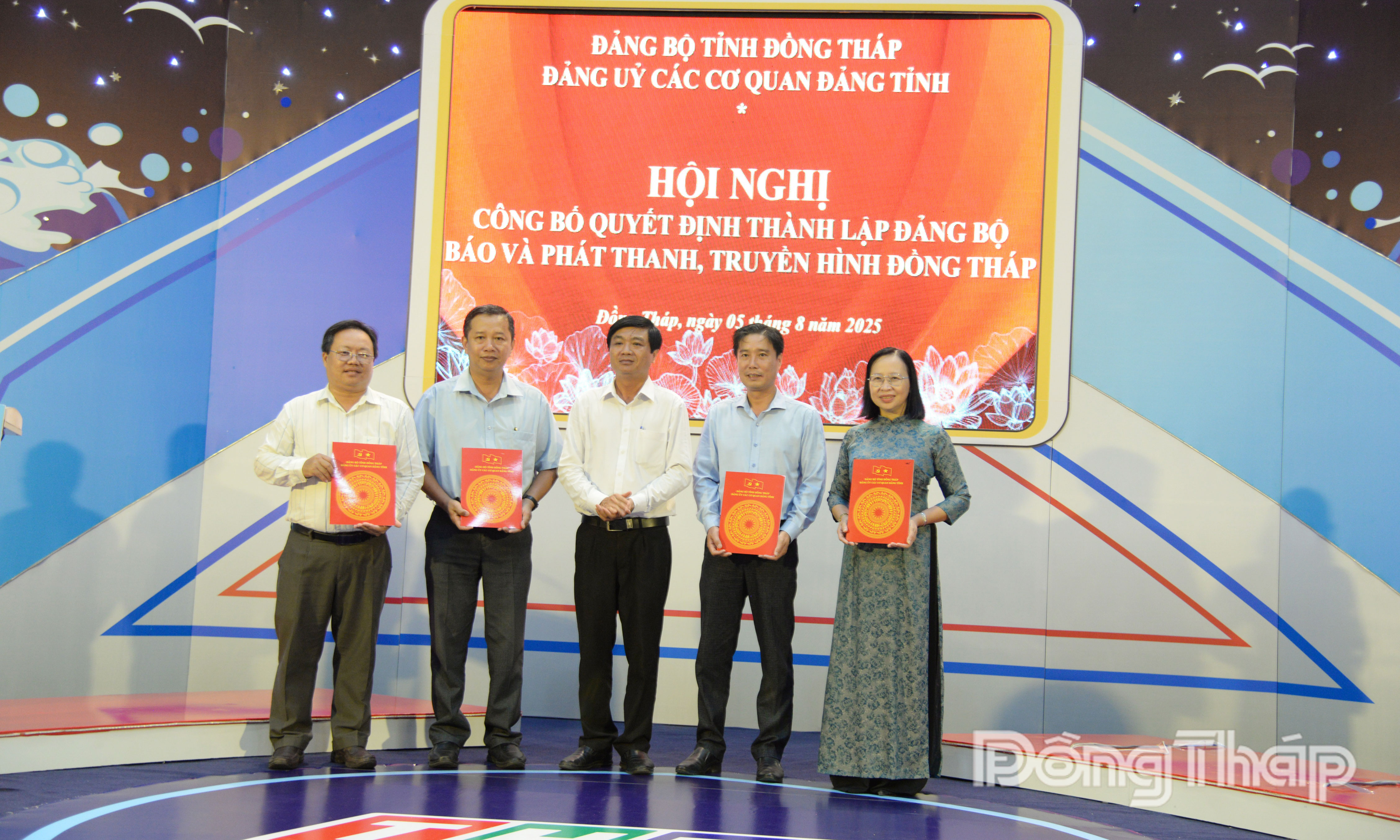 Đồng chí Lê Tấn Sơn trao quyết định chỉ định Uỷ ban Kiểm tra Đảng uỷ Báo và phát thanh, truyền hình Đồng Tháp.