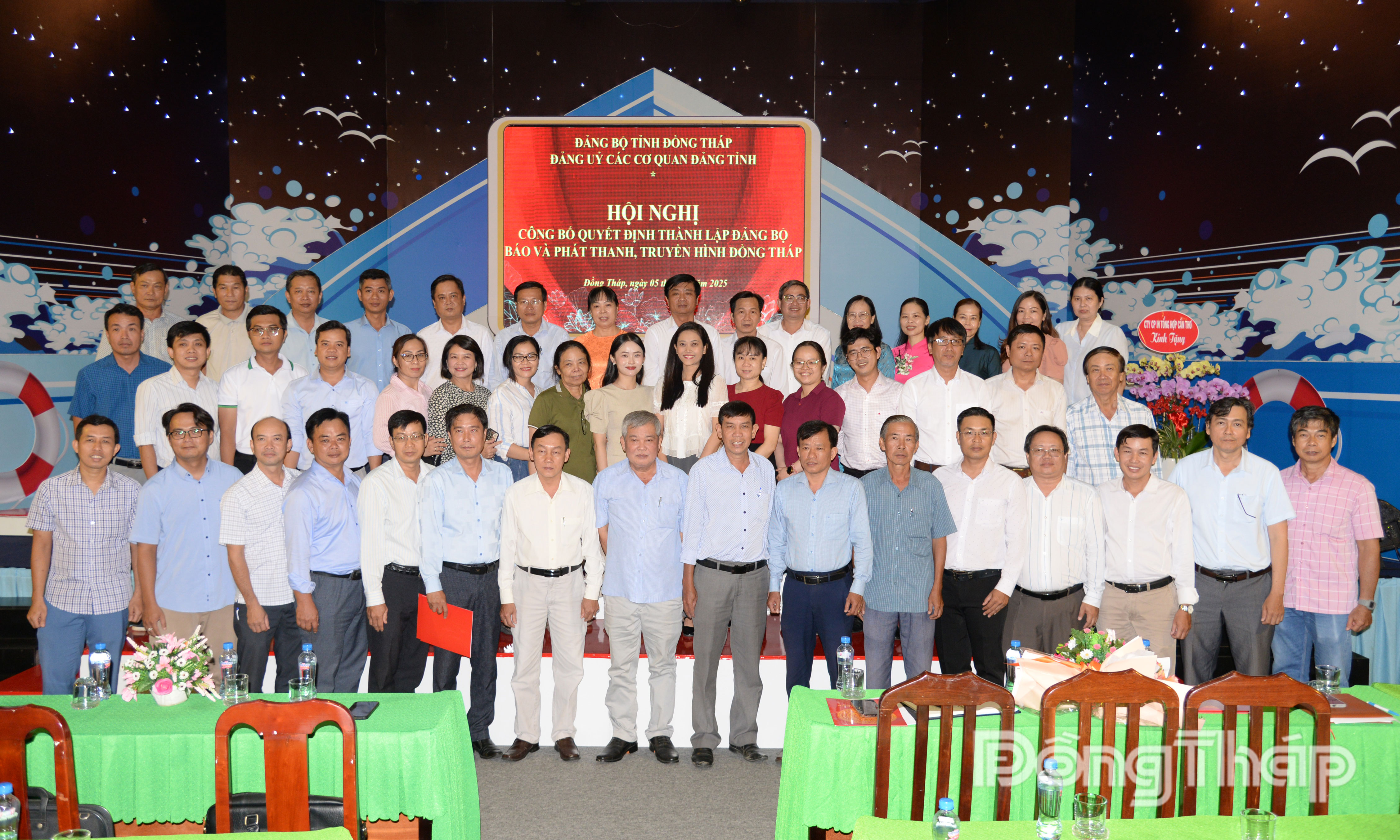 Các đại biểu chụp ảnh lưu niệm.