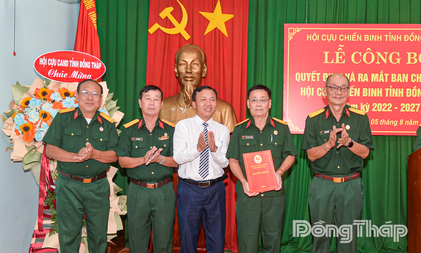 Đồng chí Trần Văn Thi, Phó Chủ tịch Ủy ban Mặt trận Tổ quốc Việt Nam tỉnh Đồng Tháp trao Quyết định thành lập Hội Cựu chiến binh tỉnh.