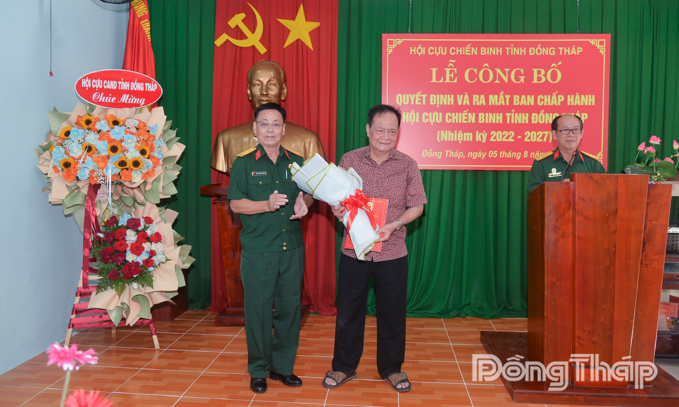 Đồng chí Phan Hùng Mãnh trao Quyết định thôi công tác Hội đối với đồng chí Phan Hoàng Nam.