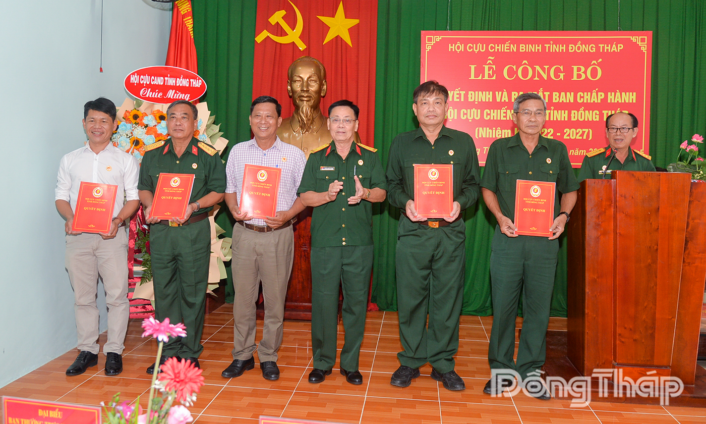 Đồng chí Phan Hùng Mãnh trao thành lập Hội Cựu chiến binh xã, phường.