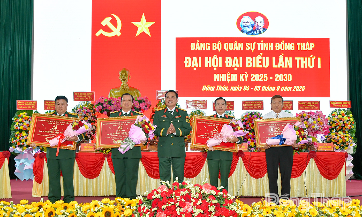 Ban Thường vụ Đảng ủy Quân sự tỉnh tặng quà lưu niệm các đồng chí Ủy viên Ban Thường vụ, Ủy viên Đảng ủy Quân sự tỉnh đã chuyển công tác, không tái cử và nghỉ hưu.