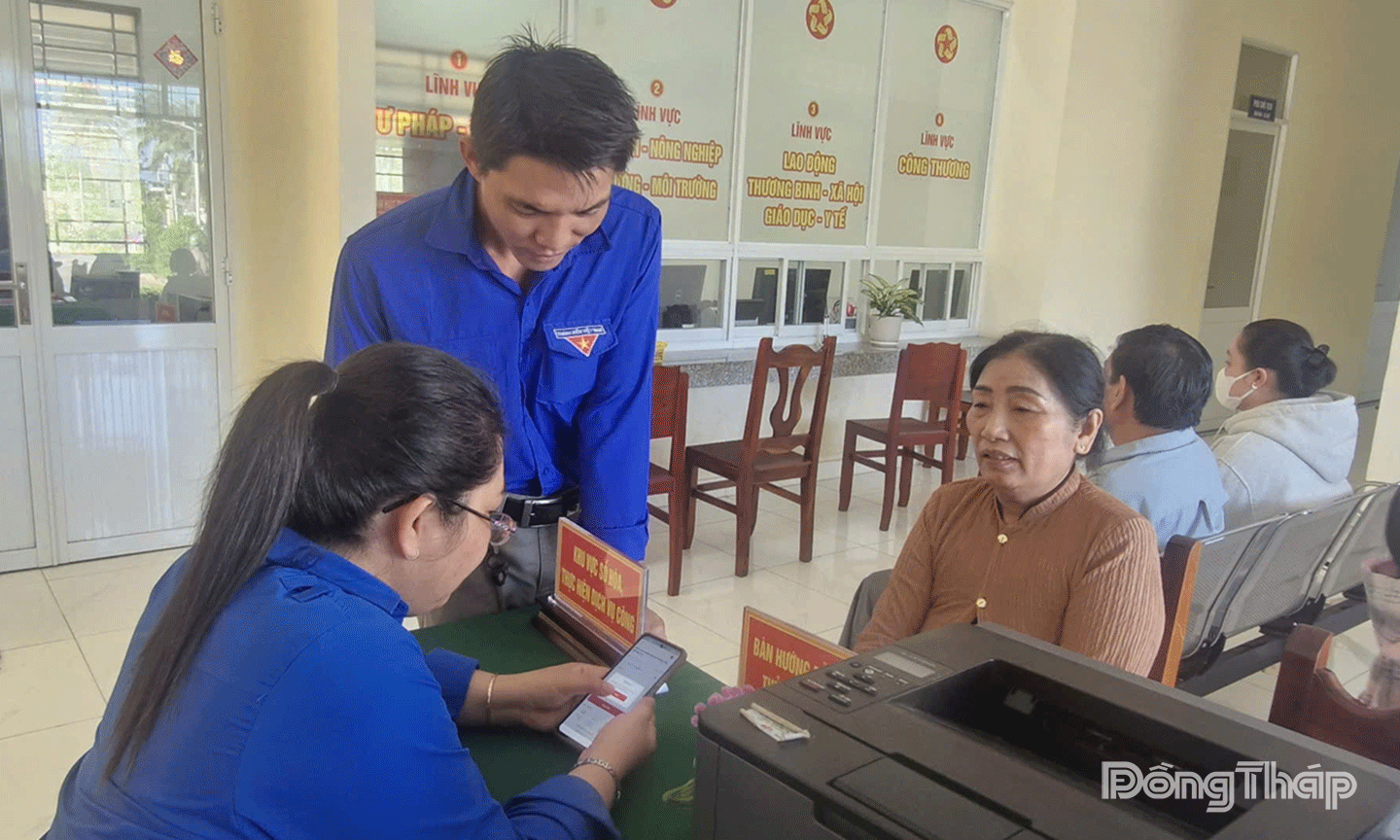 hỗ trợ người dân thực hiện thủ tục hành chính, cài đặt định danh điện tử, sử dụng Cổng Dịch vụ công quốc gia tại Trung tâm hành chính công xã