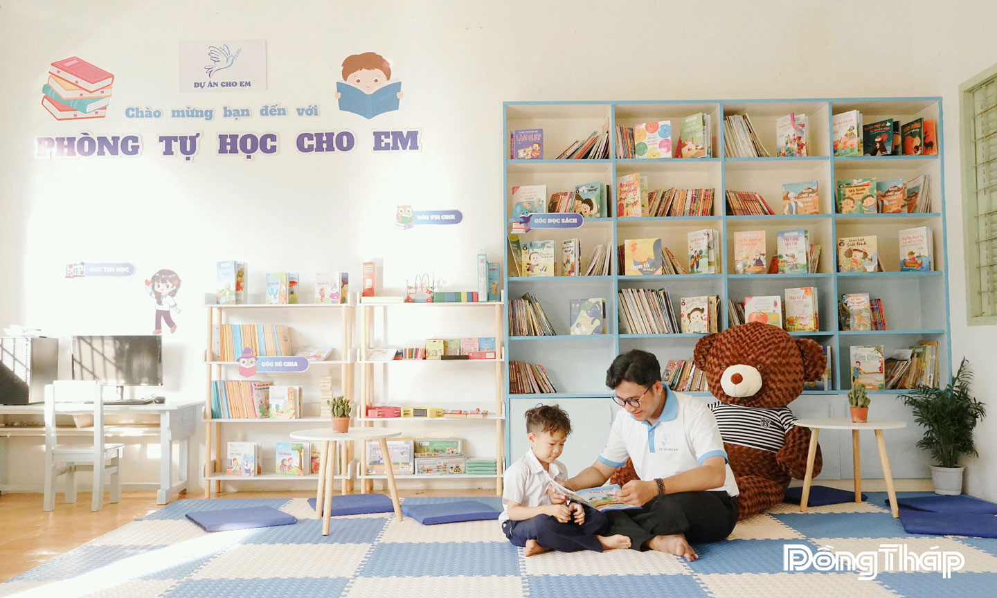 Anh Thạch Ngọc Hải đại diện dự án trao phòng tự học cho Trường Tiểu học Phú Hiệp thuộc xã Tam Nông (tỉnh Đồng Tháp).