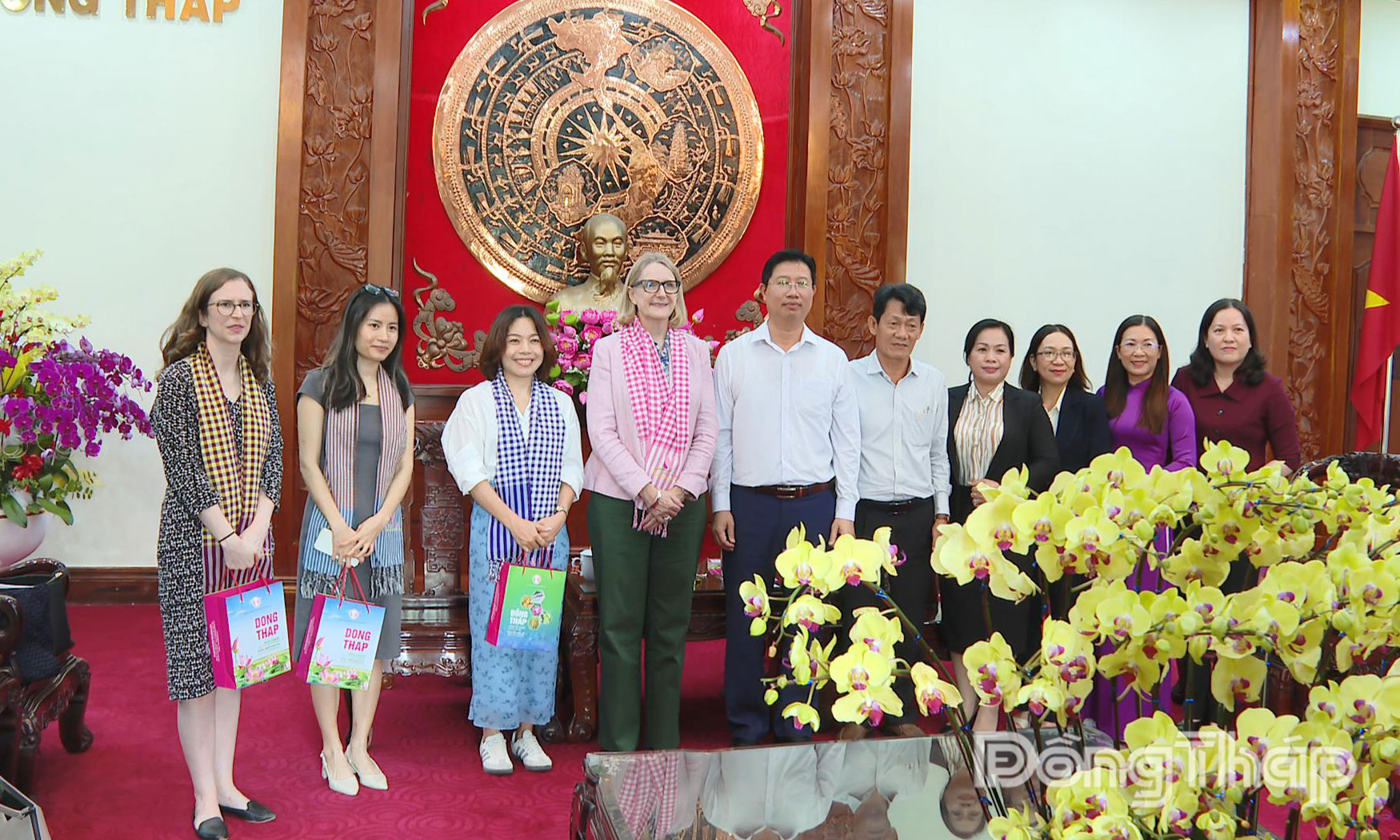 Các đại biểu chụp ảnh lưu niệm.