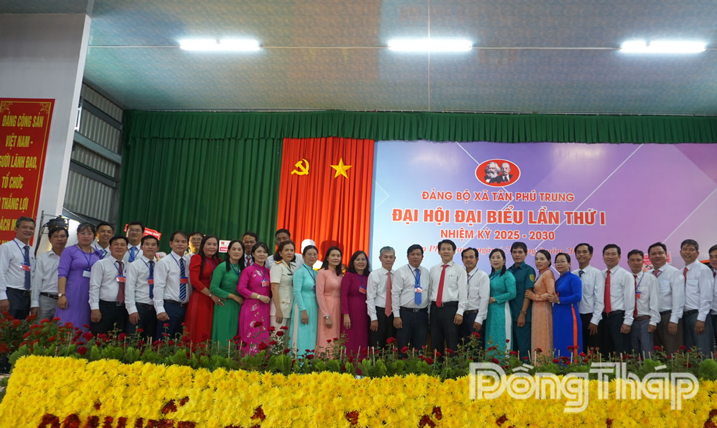 Đại biểu chụp ảnh lưu niệm cùng Ban Chấp hành Đảng bộ xã Tân Phú Trung nhiệm kỳ 2025 - 2030
