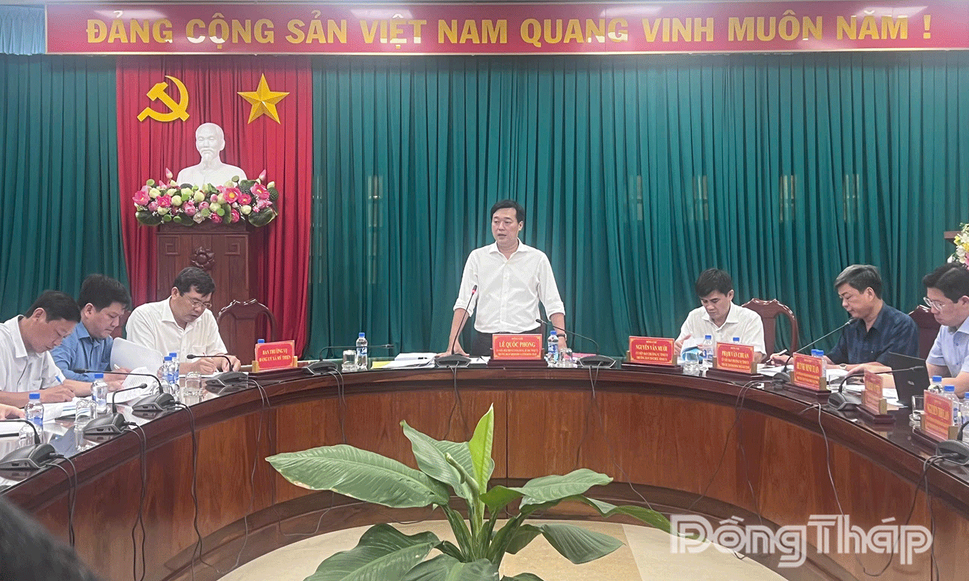 Đồng chí Lê Quốc Phong, Ủy viên Ban Chấp hành Trung ương Đảng, Bí thư Tỉnh ủy, Trưởng đoàn Đại biểu Quốc hội đơn vị tỉnh Đồng Tháp, Tổ trưởng Tổ văn kiện số 1 chủ trì cuộc họp duyệt văn kiện trình Đảng bộ nhiệm kỳ 2025 – 2030 của xã Gia Thuận và Mỹ Thiện.