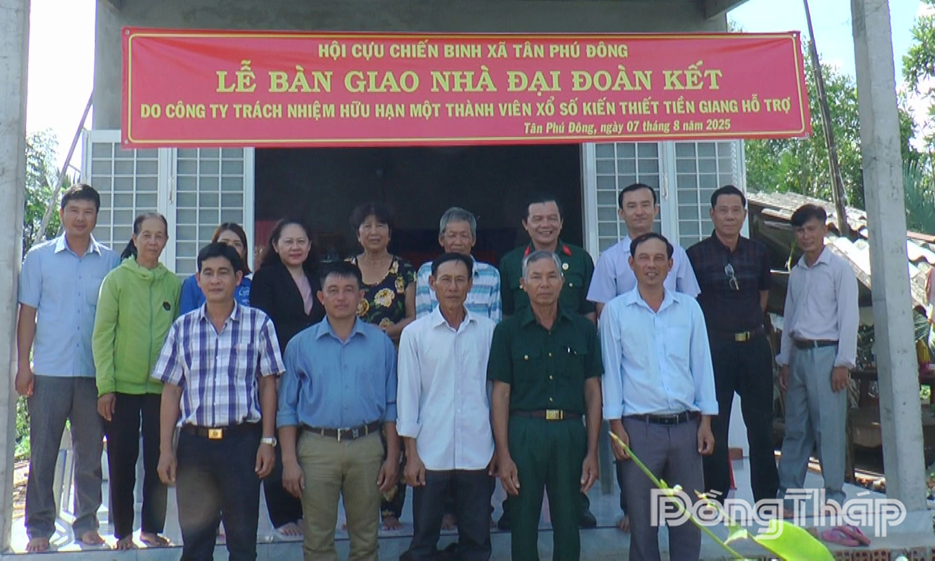 Bàn giao nhà Đại đoàn kết cho hộ ông Đực.