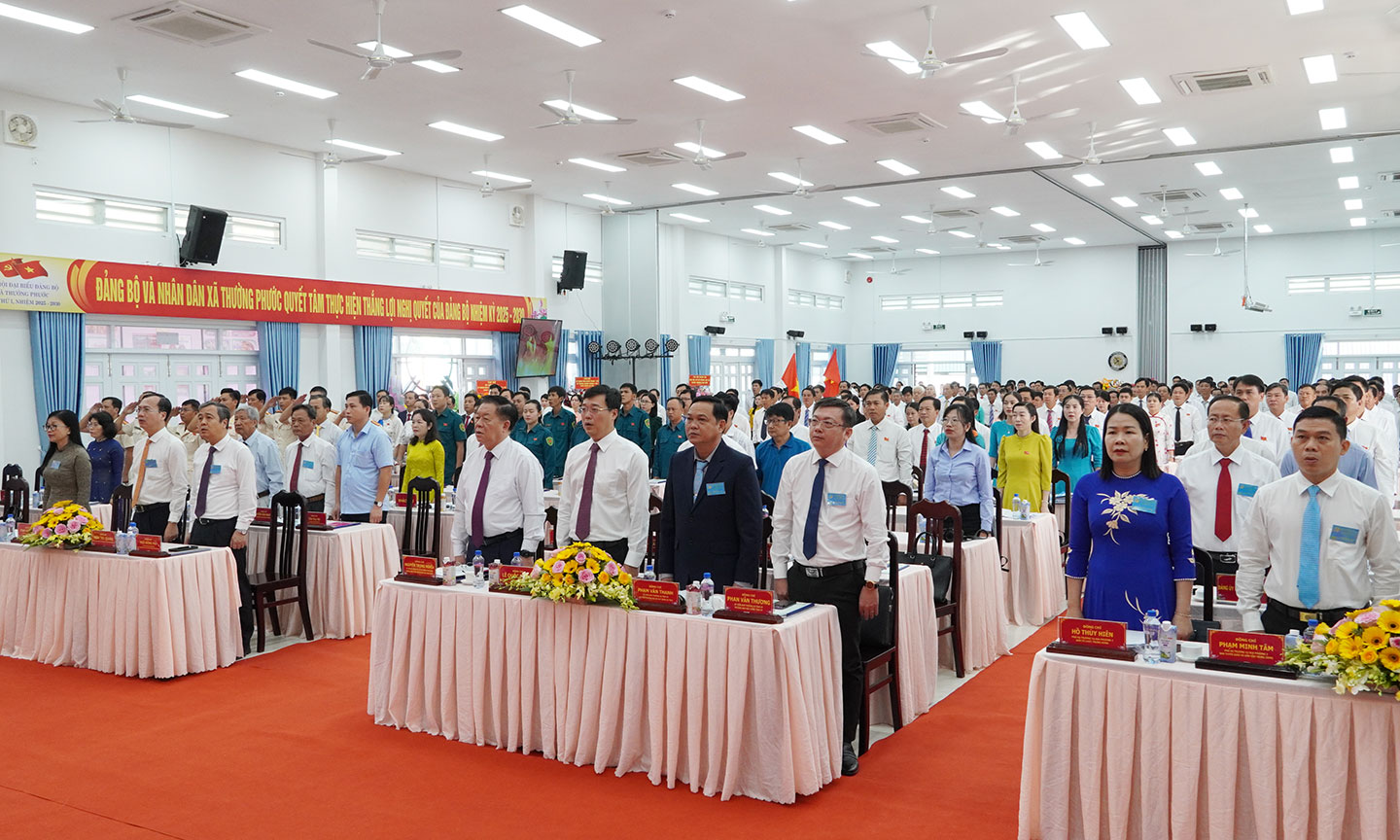 Các đại biểu thực hiện nghi thức chào cờ.