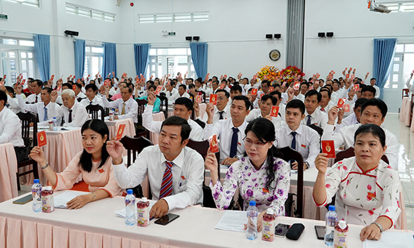 Đại biểu biểu quyết thông qua Nghị quyết Đại hội.