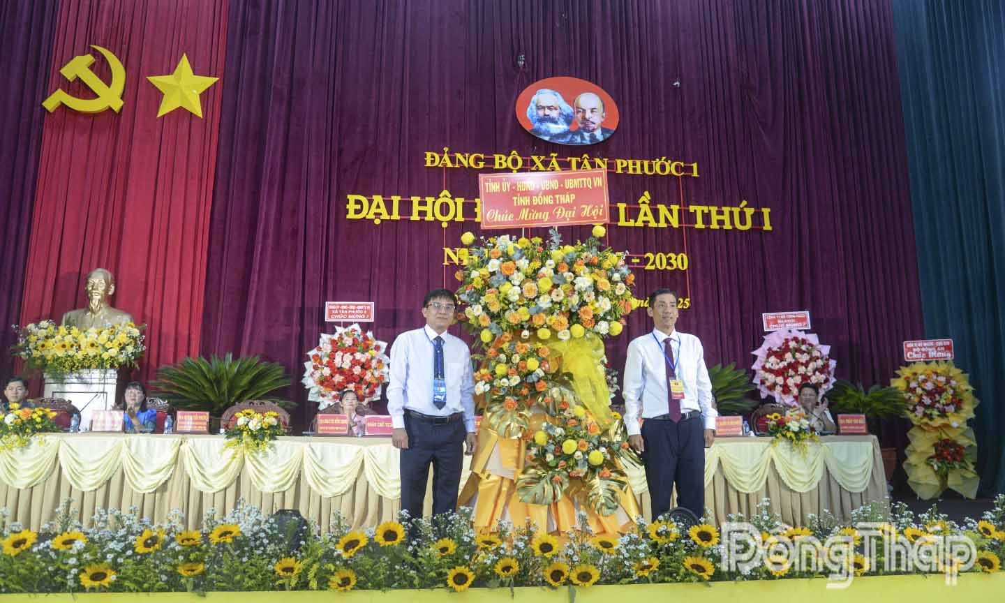 Đồng chí Nguyễn Văn Mười trao hoa chúc mừng Đại hội.