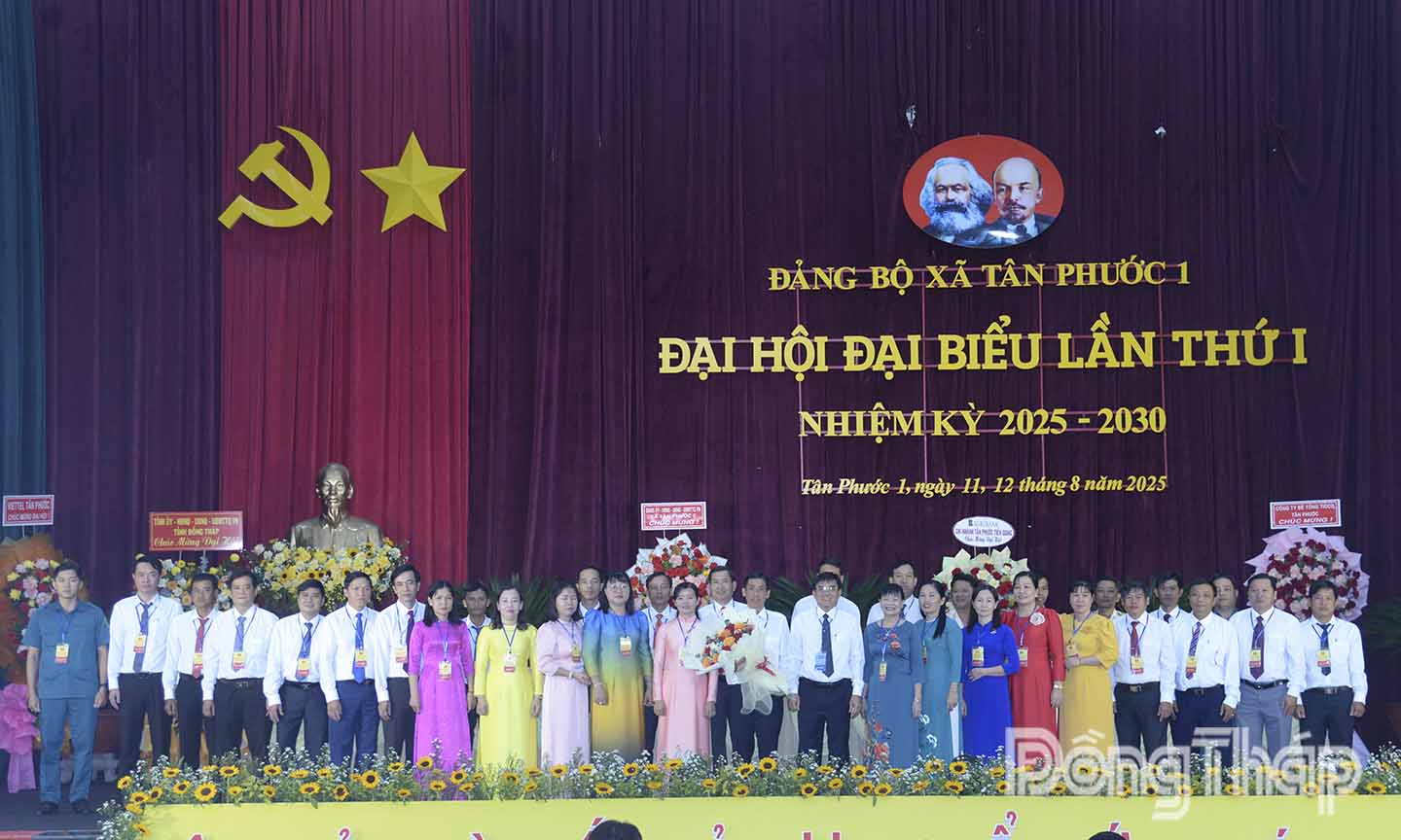 Ban Chấp hành Đảng bộ xã Tân Phước 1 nhiệm kỳ 2025 - 2030 ra mắt tại Đại hội.