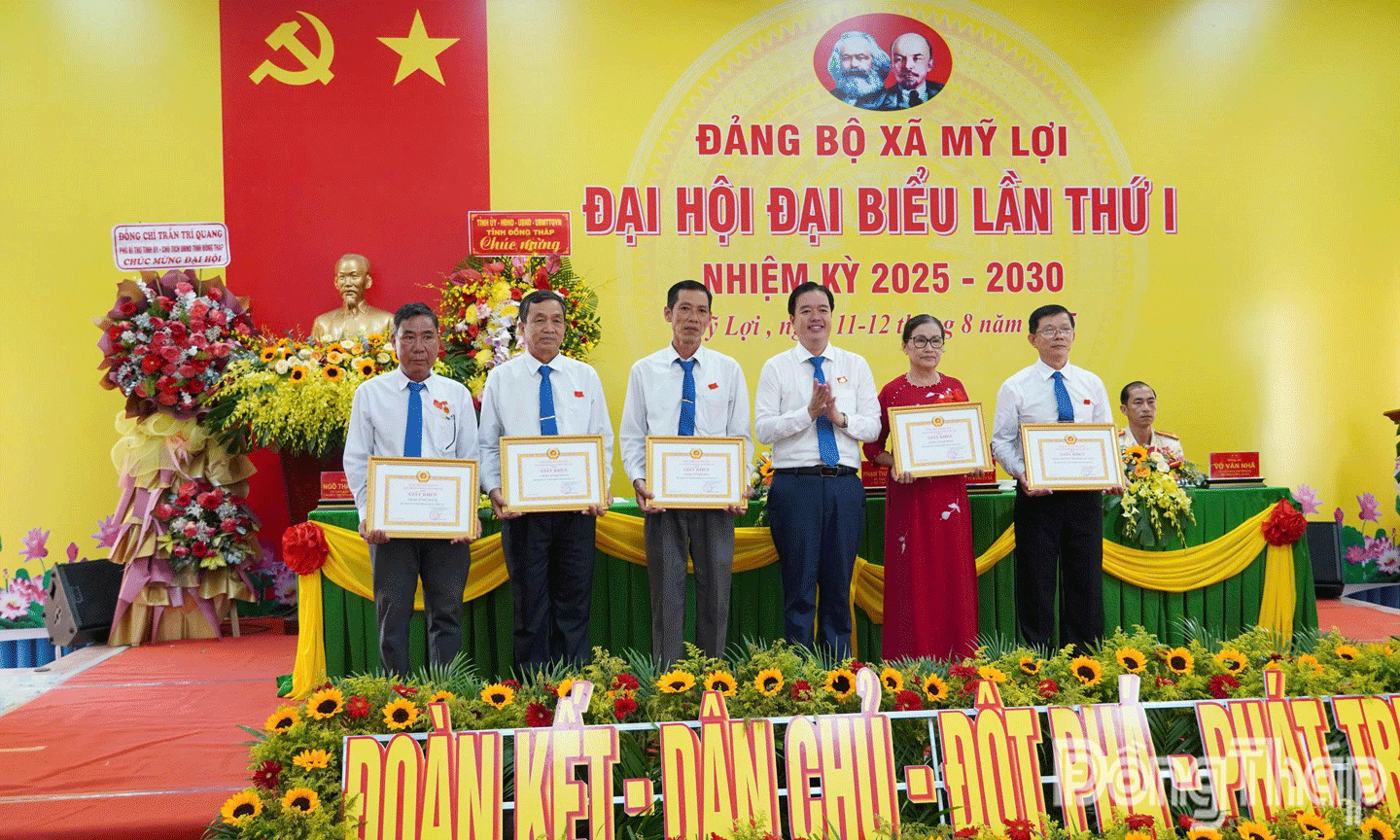 Bí thư Đảng ủy xã Mỹ Lợi Phạm Thanh Giang khen thưởng cho cá nhân, tập thể có thành tích tiêu biểu, xuất sắc trong nhiệm kỳ 2020 - 2025. 