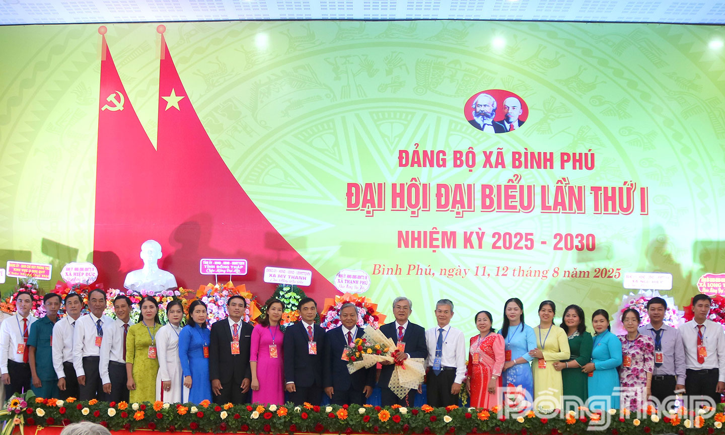 Lãnh đạo tỉnh tặng hoa chúc mừng BCH khóa mới.