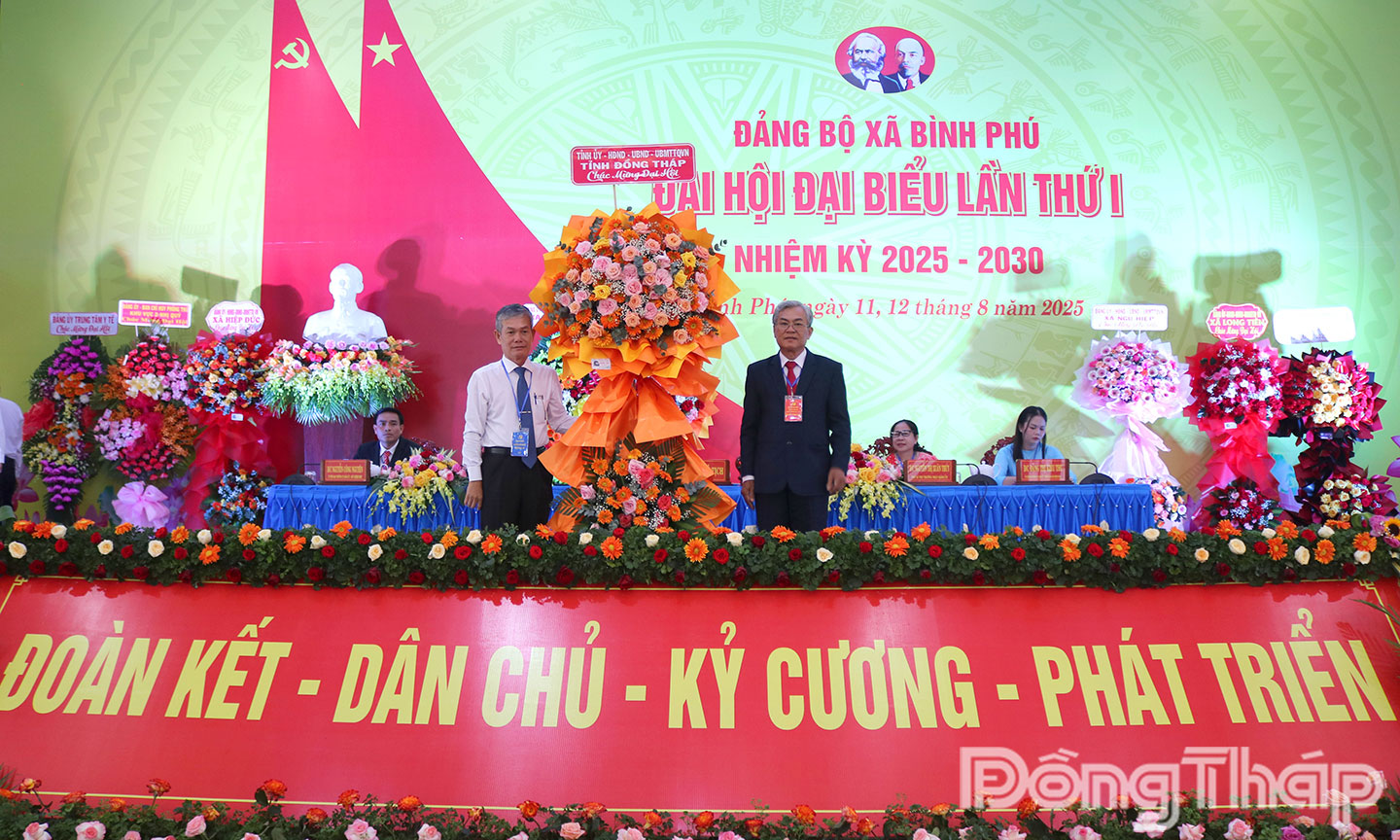 Lãnh đạo tỉnh tặng hoa chúc mừng BCH khóa mới.
