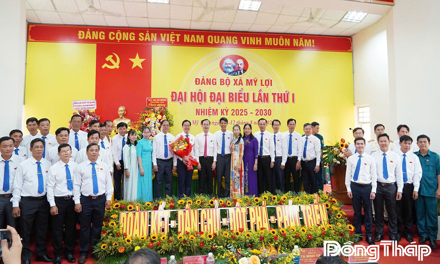 Phó Bí thư Tỉnh ủy, Chủ tịch UBND tỉnh Trần Trí Quang chụp hình lưu niệm cùng Ban Chấp hành Đảng bộ xã Mỹ Lợi nhiệm kỳ 2025 - 2030.