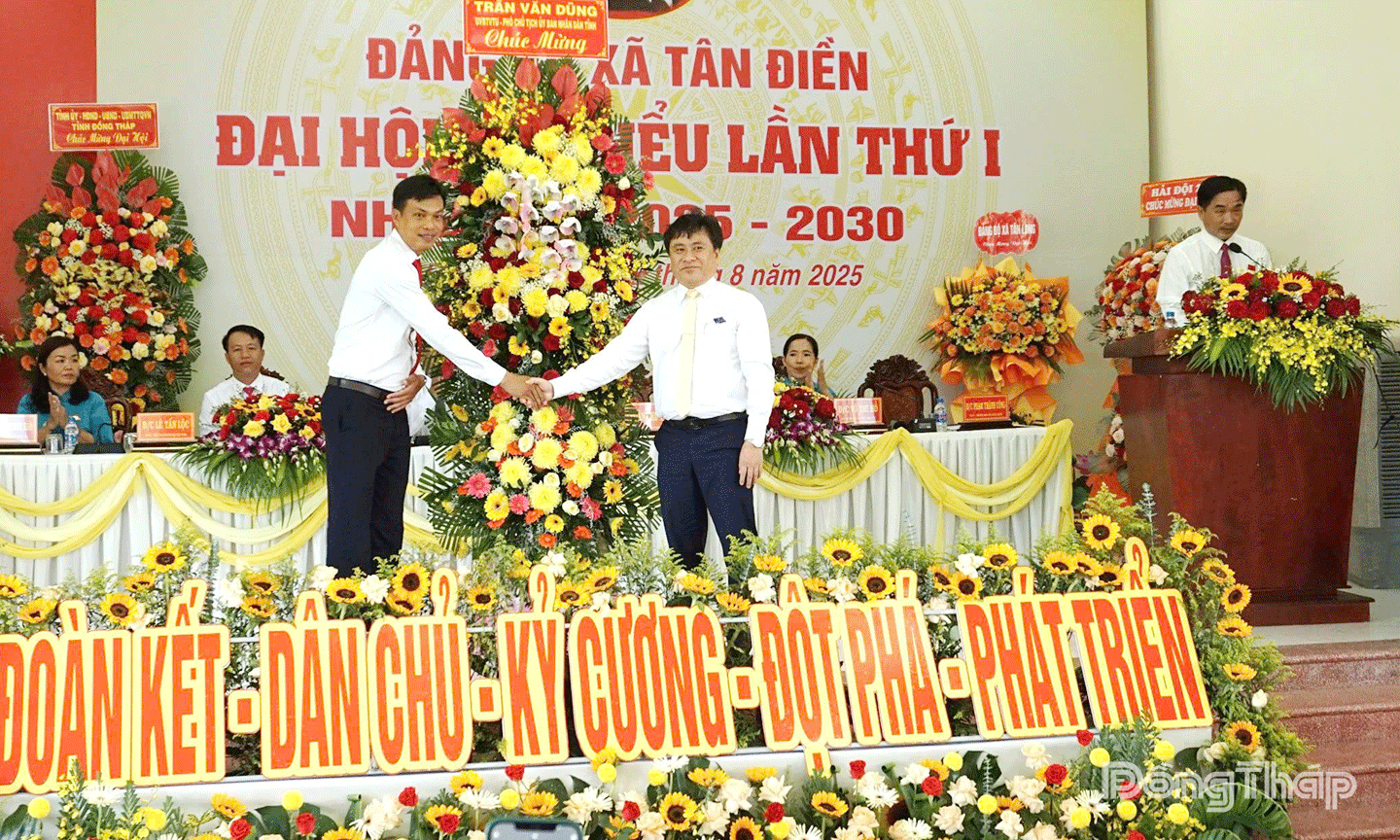 Đồng chí Trần Văn Dũng, Uỷ viên Ban Thường vụ Tỉnh uỷ, Phó Chủ tịch Thường trực UBND tỉnh Đồng Tháp tặng hoa chúc mừng đại hội